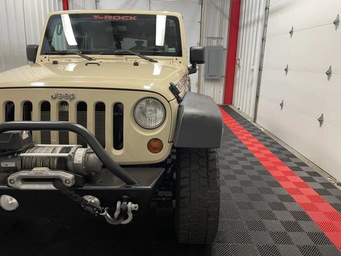Used 2011 Jeep Wrangler Unlimited Rubicon w/ Connectivity Group AWD/4WD image 12
