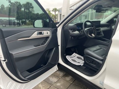Used 2025 Ford Explorer Active w/ Active Comfort Package RWD image 10