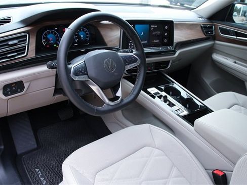 Certified 2025 Volkswagen Atlas SE image 10