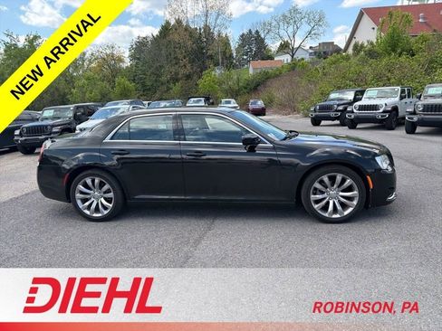 Used 2019 Chrysler 300 Touring w/ Quick Order Package 2EF RWD image 6