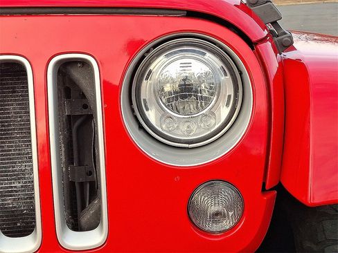 Used 2018 Jeep Wrangler Unlimited Sahara w/ Connectivity Group image 28