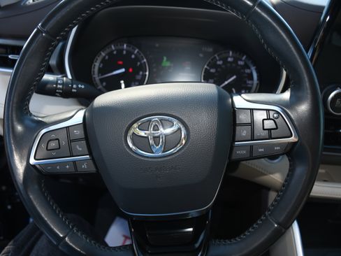 Certified 2020 Toyota Highlander XLE image 13