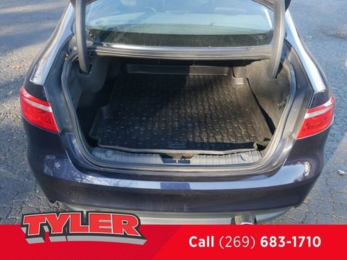 Used 2017 Jaguar XF Premium image 19