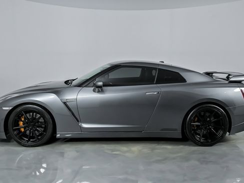 Used 2010 Nissan GT-R Premium image 8