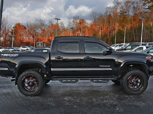 Used 2019 Toyota Tacoma TRD Sport image 6