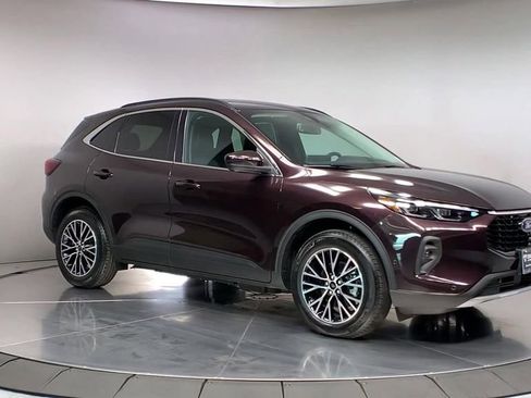 New 2023 Ford Escape SE w/ PHEV Premium Package FWD image 2