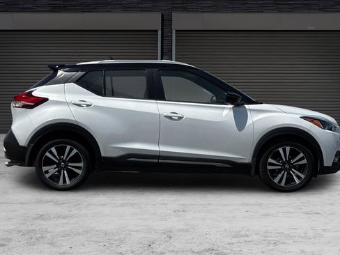 Used 2020 Nissan Kicks SR w/ SR Premium Package FWD image 3