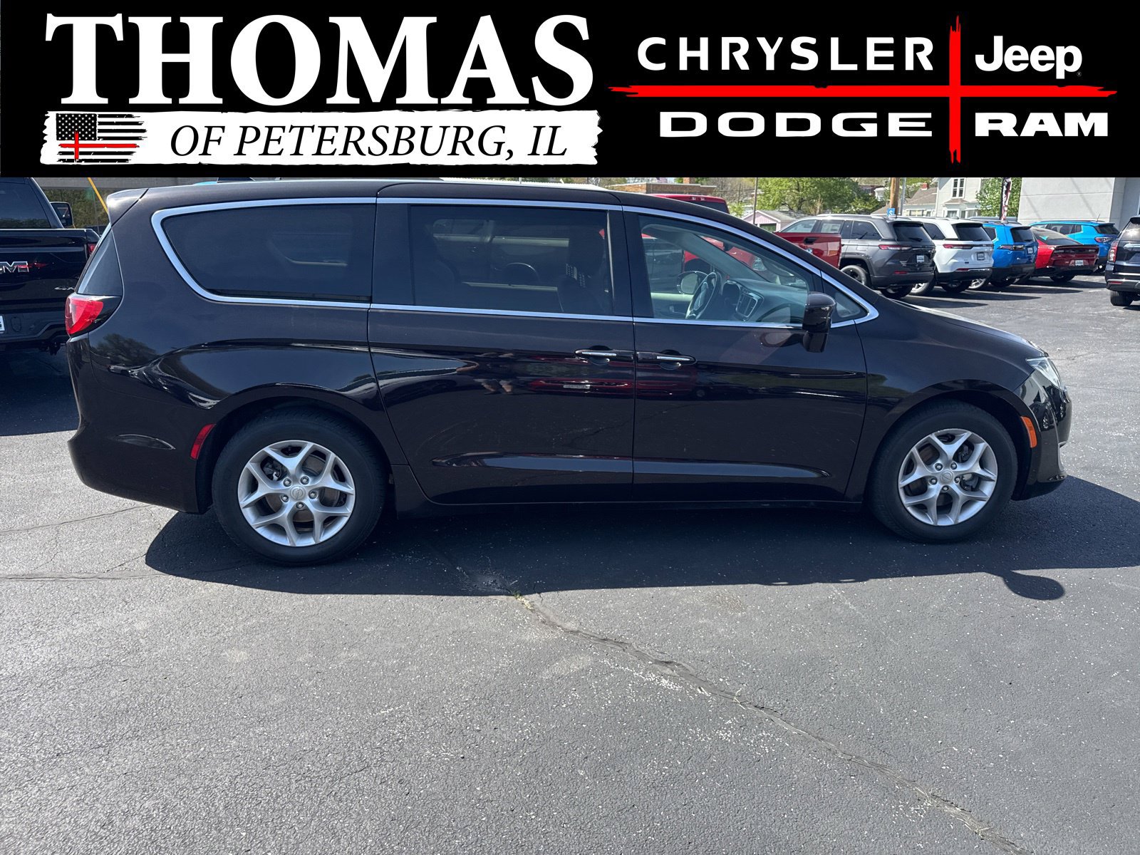 Used 2019 Chrysler Pacifica Touring Plus w/ Tire & Wheel Group FWD image 8