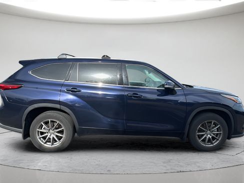 Used 2021 Toyota Highlander XLE AWD/4WD image 3