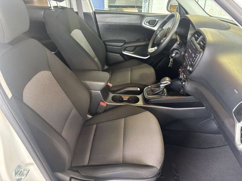 Used 2025 Kia Soul LX w/ LX Technology Package FWD image 35