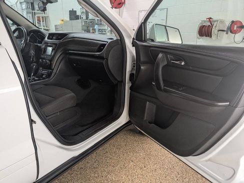 Used 2016 Chevrolet Traverse LT image 17