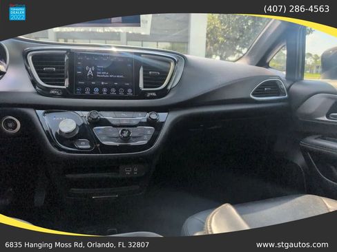 Used 2018 Chrysler Pacifica Touring-L w/ Premium Audio Group FWD image 19