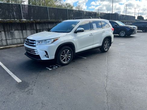 Certified 2019 Toyota Highlander XLE image 1