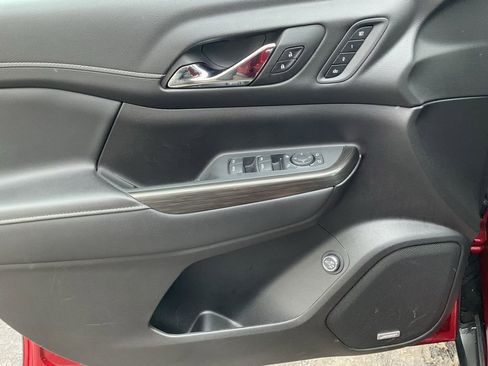 Used 2023 GMC Acadia SLT w/ Preferred Package image 11