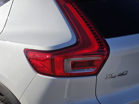 Used 2024 Volvo XC40 B5 Core image 16