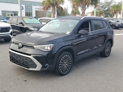 Certified 2025 Volkswagen Taos SE image 2