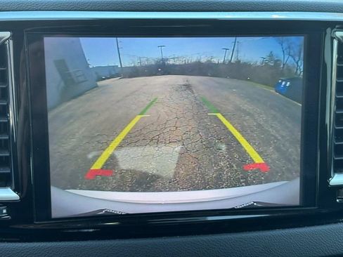 Used 2024 Chrysler Pacifica Touring-L FWD image 30