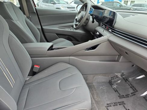 Used 2025 Hyundai Elantra SEL FWD image 16