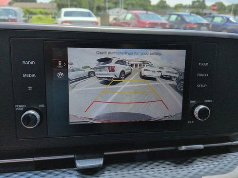 Used 2024 Kia Carnival LX FWD image 22