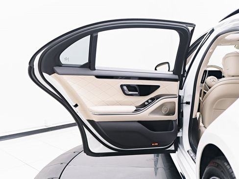 Used 2024 Mercedes-Benz S 580e 4MATIC Sedan image 32