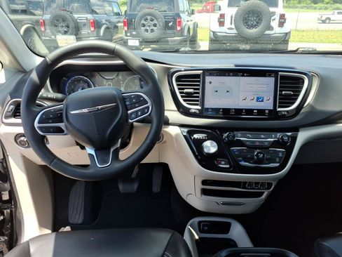 Used 2023 Chrysler Pacifica Touring-L FWD image 15