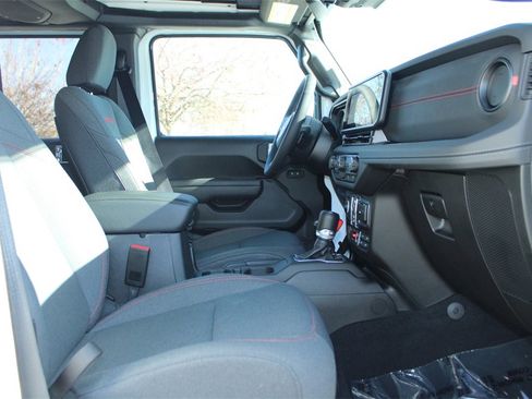 Used 2025 Jeep Wrangler Unlimited Rubicon w/ Technology Group image 26