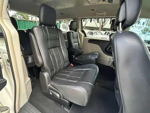 Used 2013 Chrysler Town & Country Touring image 27