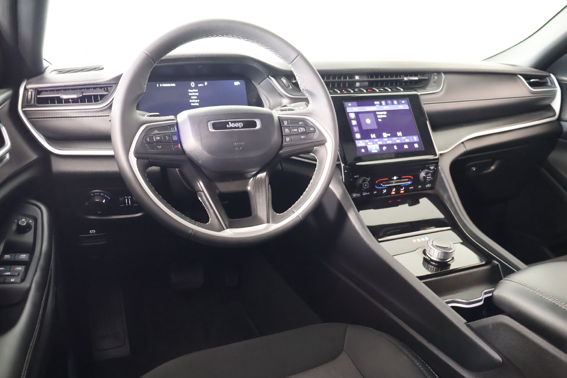 Used 2025 Jeep Grand Cherokee Laredo AWD/4WD image 2