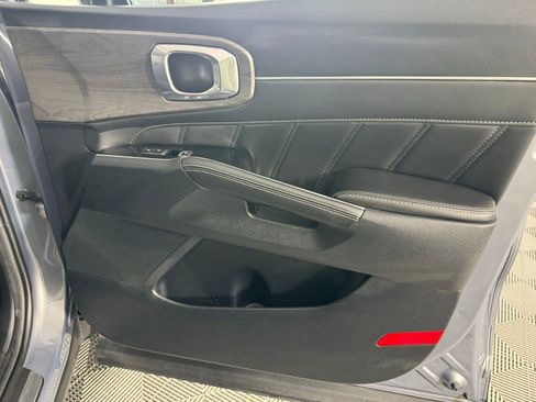 Used 2025 Kia Sorento SX image 32