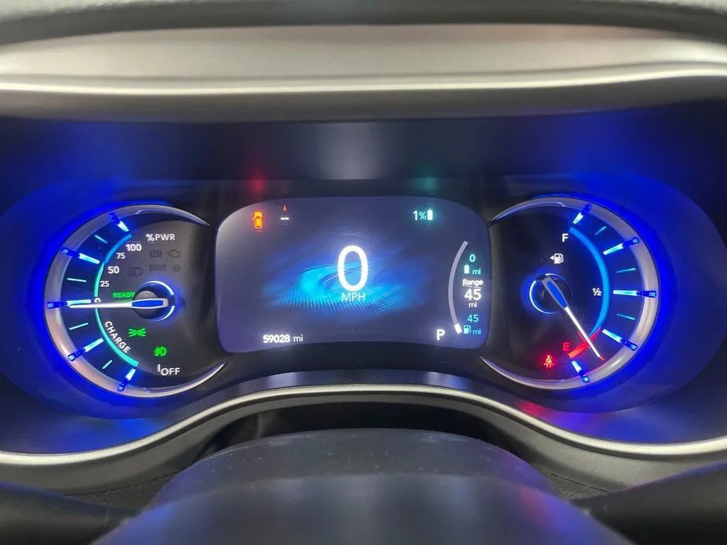 Used 2024 Chrysler Pacifica Limited FWD image 24