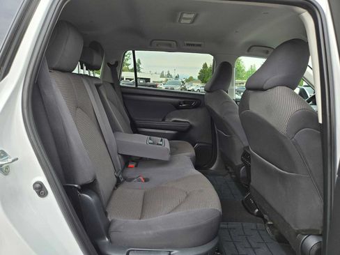Used 2024 Toyota Highlander XLE AWD/4WD image 12
