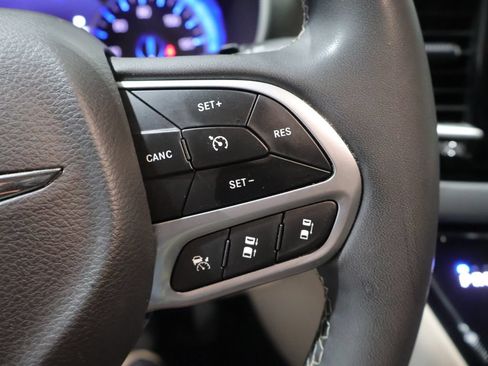 Used 2024 Chrysler Pacifica Touring-L FWD image 40
