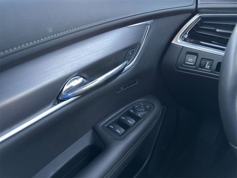 Used 2025 Cadillac XT6 Luxury image 12
