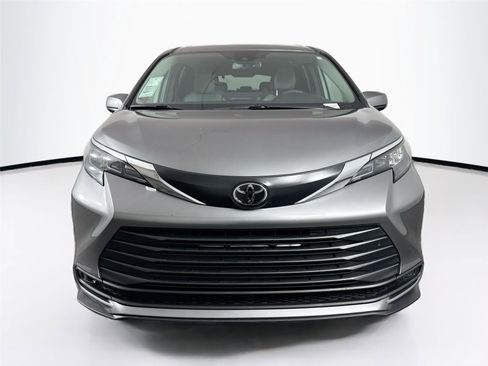 Certified 2026 Toyota Sienna LE FWD image 8
