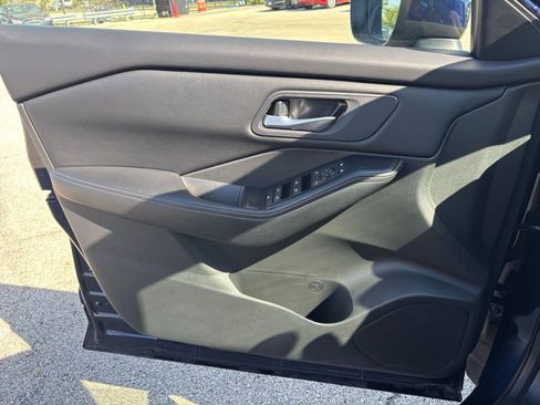 Used 2025 Nissan Rogue SV FWD image 18