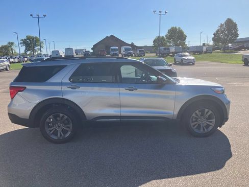 Used 2024 Ford Explorer XLT w/ Equipment Group 202A AWD/4WD image 5