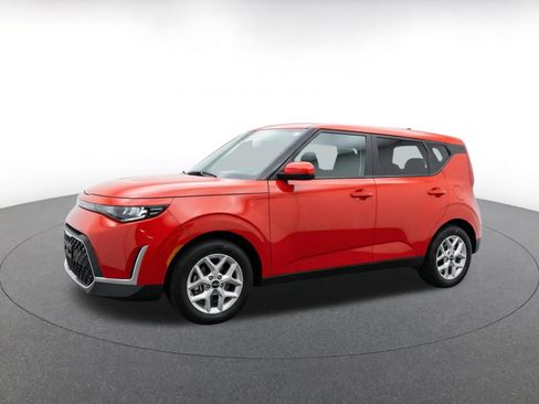 Used 2025 Kia Soul LX w/ LX Technology Package FWD image 3