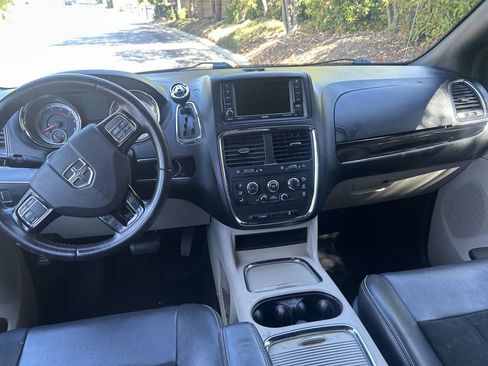 Used 2019 Dodge Grand Caravan SXT image 9