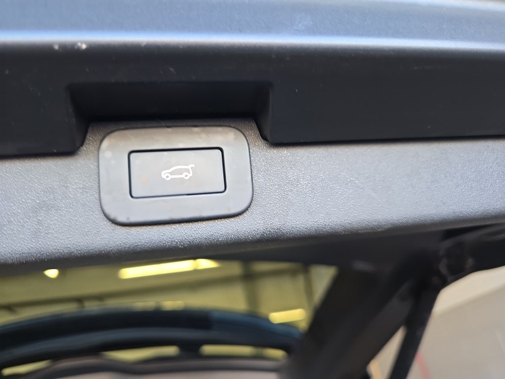 Certified 2024 Land Rover Discovery S AWD/4WD image 17