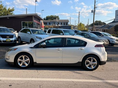 Used 2012 Chevrolet Volt Premium w/ Premium Trim Package FWD image 3