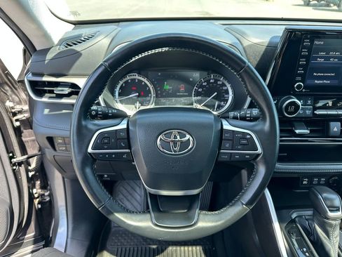 Used 2022 Toyota Highlander XLE AWD/4WD image 20