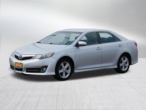 Used 2014 Toyota Camry SE w/ Fleet Convenience Package image 3