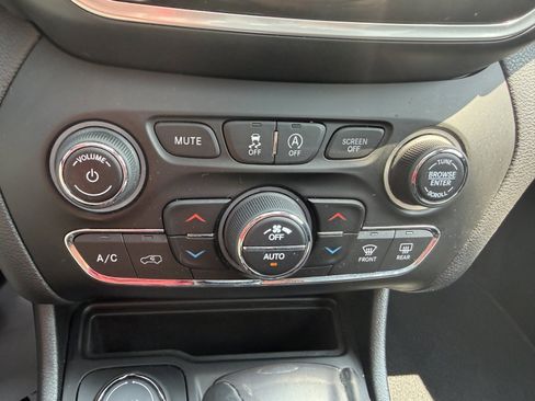 Used 2021 Jeep Cherokee Limited AWD/4WD image 27