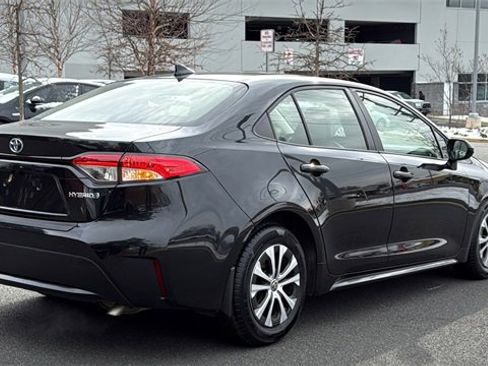 Certified 2022 Toyota Corolla LE image 4