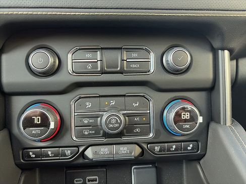 Used 2024 Chevrolet Tahoe Premier w/ Premium Package image 8