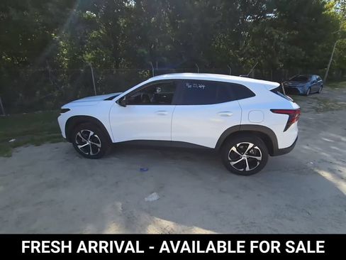 Used 2026 Chevrolet Trax RS FWD image 3