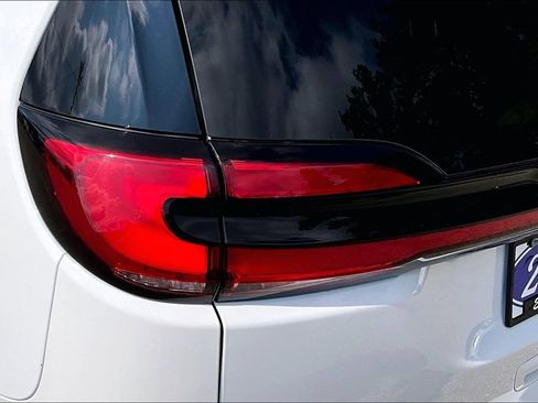 Used 2023 Chrysler Pacifica Limited FWD image 31