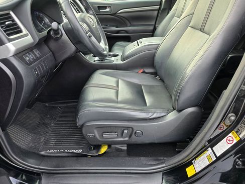 Used 2018 Toyota Highlander SE image 23
