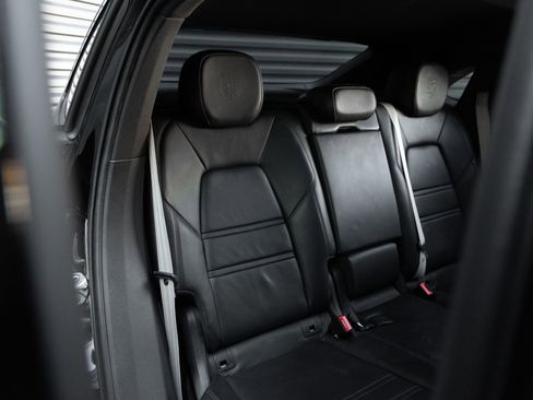Certified 2022 Porsche Cayenne S AWD/4WD image 33
