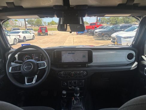 Used 2025 Jeep Wrangler Unlimited Sahara AWD/4WD image 33